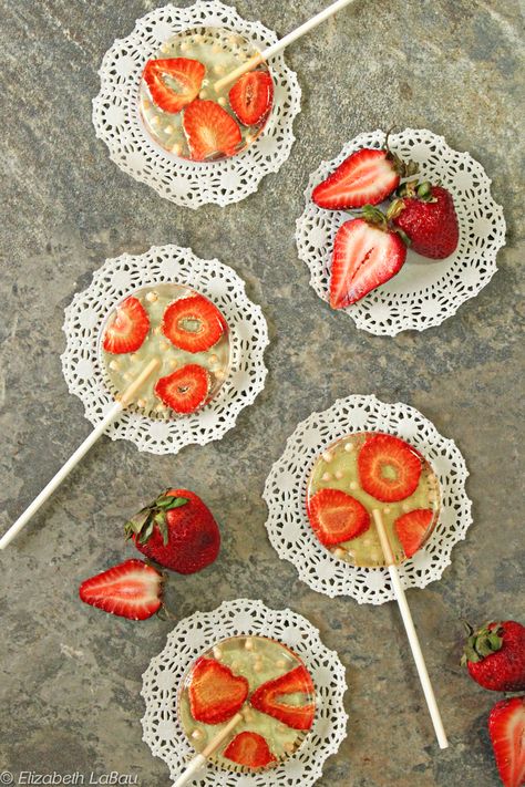 Strawberries and Cream Lollipops - with REAL strawberries inside!  | From candy.about.com Diy Lollipops, Lollipops Recipe, Homemade Lollipops, Candy Fudge, Lollipop Recipe, Fudge Chocolate, Candy Lollipops, Lollipop Mould, Old Fashioned Candy