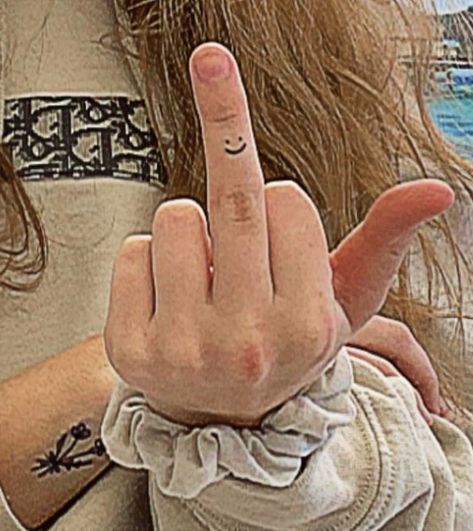 Smiley Face On Finger Tattoo, Small Tattoos Smiley Face, Smiley Face Hand Tattoo, Tattoos On Middle Finger, Smiley Finger Tattoo, Middle Finger Pics, Smiley Face Finger Tattoo, 13 On Hand, Aesthetic Middle Finger