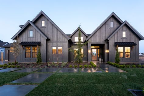 Black Modern Farmhouse, Board And Batten Exterior, Black Houses, White Interiors, Casa Country, Casa Exterior, Modern Farmhouse Exterior, Black House Exterior, House Building