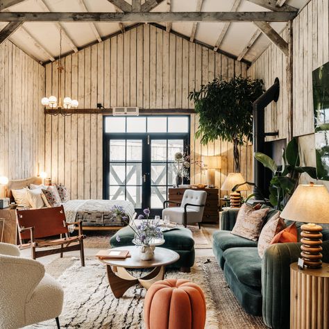 Soho Farmhouse Interiors, Farmhouse Cottage Interiors, Farmhouse Studio, Cottage Lounge, Chic Cabin, Soho Farmhouse, Cottage Renovation, Soho Home, Cottage Interior