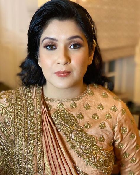 Mother Of The Bride Makeup, Peach Clothes, Dusky Skin, Wedding Makeup Looks, Indian Makeup, Wedding 2024, Beautiful Women Over 40, Bride Makeup, Indian Bride