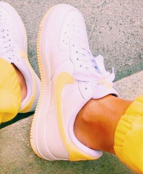 Tenis Air Force, Outfits With Air Force Ones, Nike Air Force 1 Outfit, Sneaker Outfits, Trendy Shoes Sneakers, Yellow Nikes, Shoes Sneakers Jordans, White Shoe, Jean Vintage