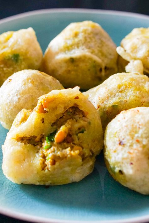 Chana Puri A La Viande - Cuizine Maurice Chana Puri Recipe, Mauritian Recipes, Mauritius Food, Mauritian Food, Steamed Potatoes, Puri Recipes, Street Vendors, Creole Recipes, Island Food