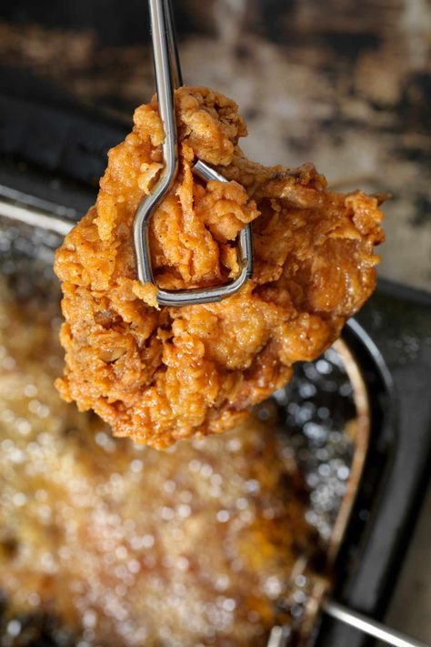 Fried Chicken Recipe Deep Fryer, Fried Chicken In Deep Fryer, Electric Skillet Fried Chicken, Deep Fryer Fried Chicken, Deep Fried Chicken Recipe, How To Deep Fry Chicken, How To Cook Fried Chicken, Deep Fry Chicken Breast, Black People Fried Chicken