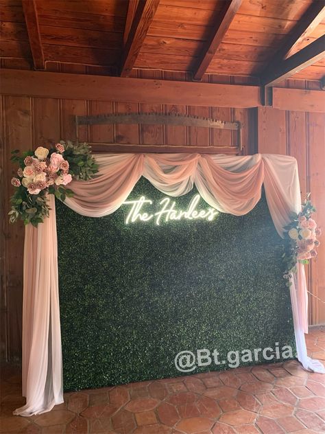 Green Mat Backdrop Decoration, Vine Photo Backdrop, Greenery Wall With Flowers, Wedding Selfie Wall, Greenery Wall Ideas, Green Wall Wedding Backdrop, Greenery Photo Backdrop, Quince Backdrop, Greenery Backdrop Wedding