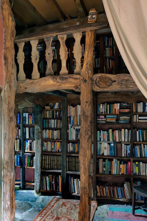 Bookshelf Ideas Living Room, Shelves Library, Modern Rustic Farmhouse, Oak Bookcase, Oak Shelves, Interior Design Rustic, Cosy Living Room, Country Interior, Brown Furniture