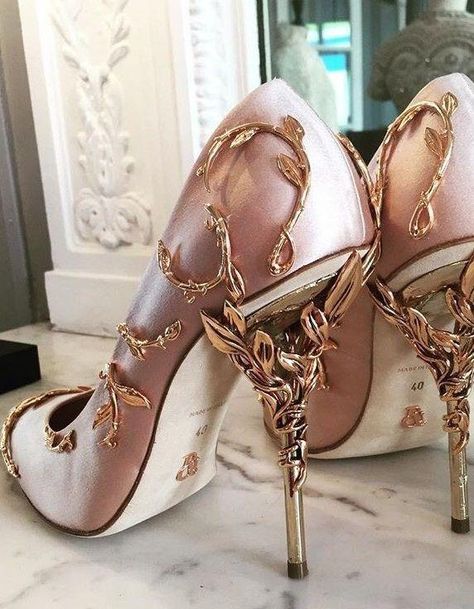 Gorgeous wedding shoes Vine Heels, Ralph And Russo Heels, Ralph And Russo Shoes, Sleeping Beauty Wedding, Ralph And Russo, Wedge Boots, Women Vintage, Pattern Floral, Beautiful Shoes