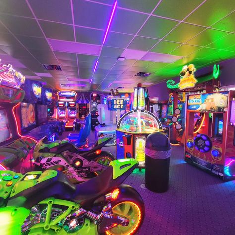 W day of going to the arcade and seeing crocodiles In Home Arcade Game Rooms, Arcade Room Aesthetic, Arcade Room In House, Home Arcade Room, Arcade Basement, Arcade Background, Indoor Arcade, Place Reference, 90s Arcade