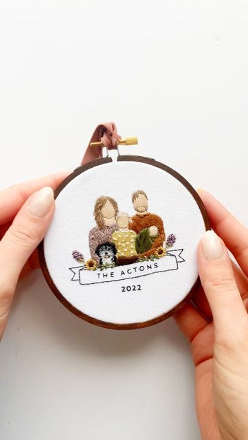 How To Embroider People, Embroidery Family Portrait, Embroidery Family, Family Embroidery Hoop, Family Embroidery Ideas, Embroidery Ornaments, Embroidered Gifts, Baby Embroidery, Photo Ornaments