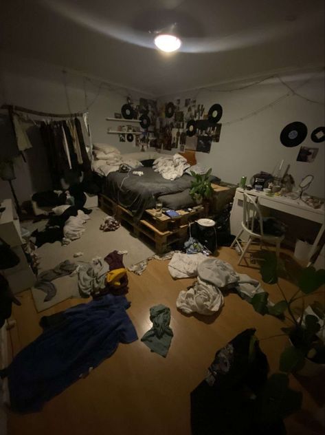 Messy Basement Aesthetic, Messy Room Reference, 0.5 Room Pictures, Messy Apartment Aesthetic Grunge, Messy College Dorm Aesthetic, Grunge Room Messy, Messy Dorm Room Aesthetic, Room Mates Aesthetic, Messy Room Ideas