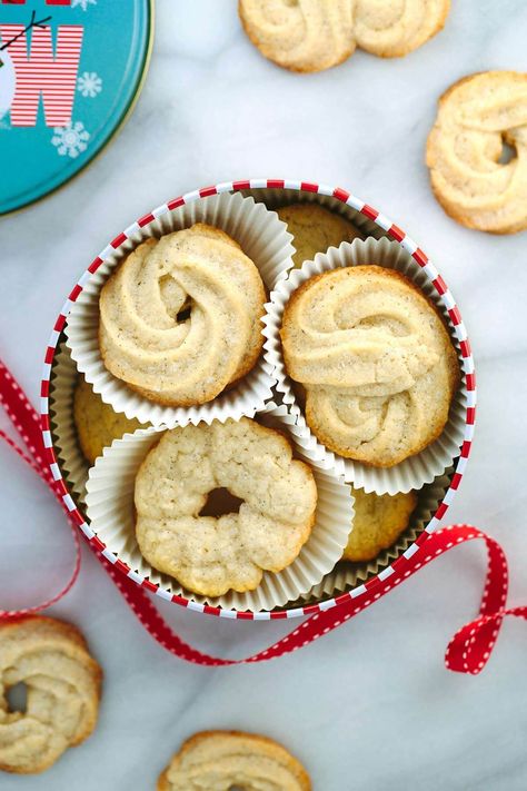 Vanilla Danish Butter Cookies - using this recipe you can make your own tin of sweet butter cookies with different unique piped designs. | jessicagavin.com Danish Butter Cookie Recipe, Danish Butter Cookies Recipe, Vanilla Bean Cookies, Danish Cookies, Homemade Oreos, Butter Cookie Recipe, Danish Butter Cookies, Peanut Butter Blossom Cookies, Christmas Cookies Gift