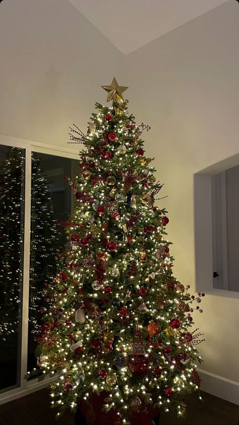 Tree Decorating Aesthetic, Red And Green Xmas Tree, Classy Red Christmas Tree, Christmas Tree Astetic, Christmas Tree Themes Colors Red Gold, Chrismast Vibes Aestethic, Christmas Asthetics Photos, Christmas Tree Inspiration Red, Christmas Tree Red Decorations