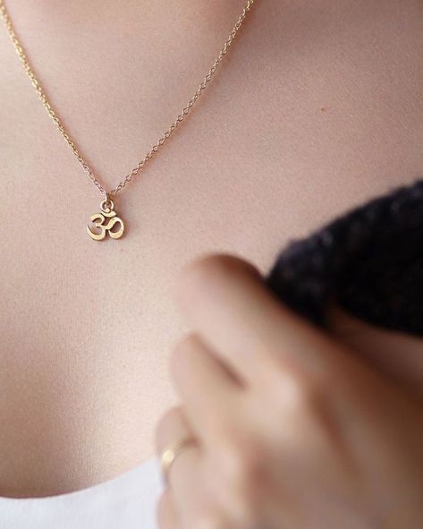 Shiv Lockets Gold, Om Pendant Gold For Women, Gold Pendants For Men, Power Of The Universe, Om Necklace, Trendy Jewellery, Minimal Jewellery, Locket Design, Gold Pendent