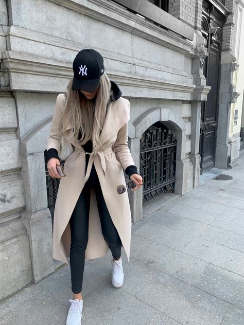 Baseball Cap And Trench Coat, Winter Cap Outfits For Women, Paris Winter Outfit 2023, Fall Paris Outfits 2023, Cap Outfits For Women Winter, New York Fall Outfit 2023, Italy In The Fall Outfits, Trench Coat Outfit Summer, Autumn New York Outfits