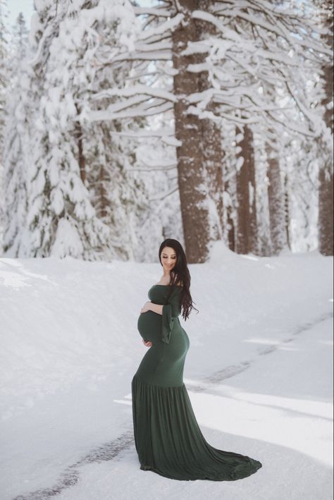 Maternity Dresses For Photoshoot Winter, Christmas Card Photo Ideas Pregnant, Winter Snow Maternity Photoshoot, Cute Winter Maternity Pictures, Outside Winter Maternity Photos, Snowy Maternity Shoot, Maternity Photography In Winter, Diy Maternity Photos Winter, Outdoor Winter Maternity Shoot Snow