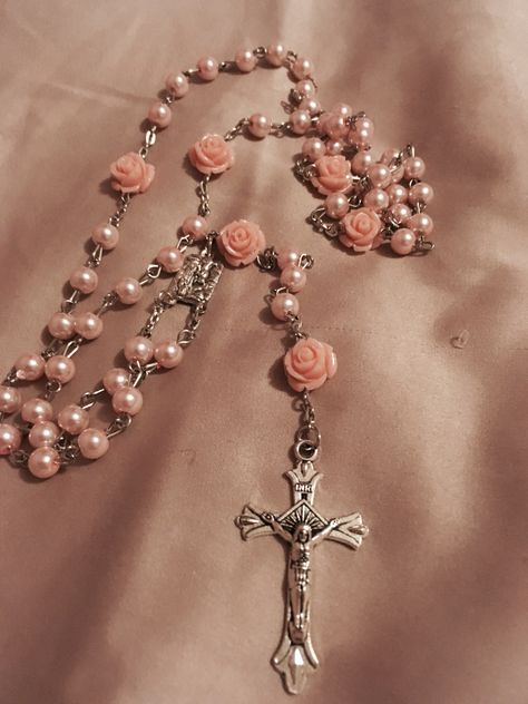 Rosary 🌹 Rosary Astetic, Cute Rosary Necklace, Rosary Beads Aesthetic, Rosary Wallpaper Aesthetic, Pink Rosary Aesthetic, Rosary Reference, Catholism Aesthetic, Rosary Coquette, Rosaries Aesthetic