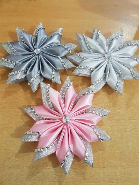 Hair Flower Tutorial, Satin Stitch Flower, Hand Embroidery Ideas, Flower Hand Embroidery, Roses Embroidery, Ribbon Flowers Diy, Ribbon Flower Tutorial, Kanzashi Flowers, Ribbon Art