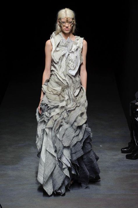 MOTH Yiqing Yin, Haute Couture Style, Fashion Week Inspiration, Couture 2014, Sculptural Fashion, Fashion 90s, 90's Fashion, Spring Couture, Viktor Rolf