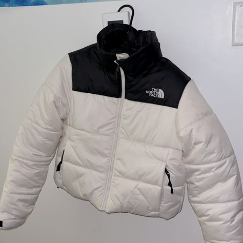 North face puffer jacket in black and white (size small) White And Black North Face Puffer, White North Face Puffer Jacket Outfit, The North Face Puffer Jacket White, The North Face White Jacket, Campera North Face, Northface Black Puffer, North Face Clothes, North Face White Puffer Jacket, White North Face Puffer