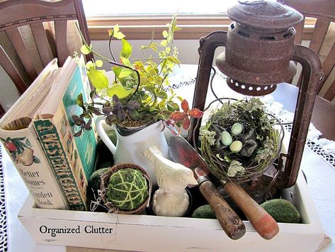 Antique Booth Ideas, Antique Wooden Boxes, Vignette Styling, Old Crates, Vintage Vignettes, Vintage Display, Vintage Spring, Spring Home Decor, Spring Crafts