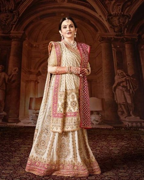 Here's How Nita Ambani Nailed The 'Mother Of The Bride' Look At The Grand Ambani Wedding! Brides Mother Indian Outfit, Brides Mom Dress, Ambani Wedding, Mother Of The Bride Looks, Nita Ambani, Wedding Lehenga Designs, Mother Of Bride Outfits, Indian Bridal Dress, Mother Of The Bride Outfit