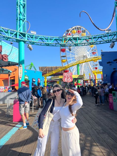 Santa Monica Picture Ideas, California Instagram Pictures, La Picture Ideas, Santa Monica Aesthetic, Cali Pics, California Fits, Quince Photoshoot Ideas, Los Angeles California Photography, Hopi Hari