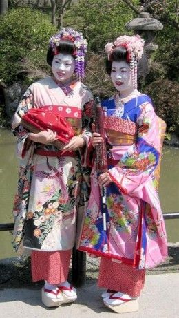 Group Geisha Costumes  http://peachesandcream.hubpages.com/hub/geishahalloweencostumes White Yukata, Furisode Kimono, Embroidery Kimono, Memoirs Of A Geisha, Traditional Kimono, Japanese Geisha, Beautiful Kimonos, Japanese Embroidery, We Are The World