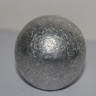 Make a shiny metal ball from a roll of aluminium foil Aluminium Foil Art, Tin Foil Crafts, Diy Bowling, Aluminum Foil Crafts, Bowling Ball Yard Art, Aluminum Foil Art, Aluminum Can Crafts, Garden Globes, Diy Leather Bracelet