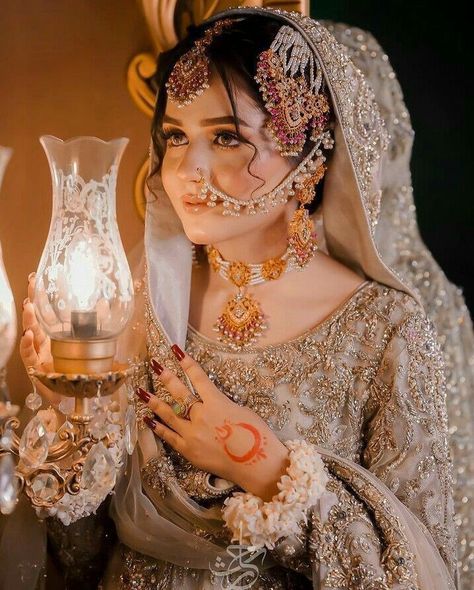 Royal Bridal Look Indian, Pakistani Makeup Looks, Bridal Makeup Videos, Nikah Outfit, Bridal Jewellery Inspiration, Pakistani Bridal Makeup, Pakistani Bridal Jewelry, Asian Bridal Dresses, Asian Wedding Dress