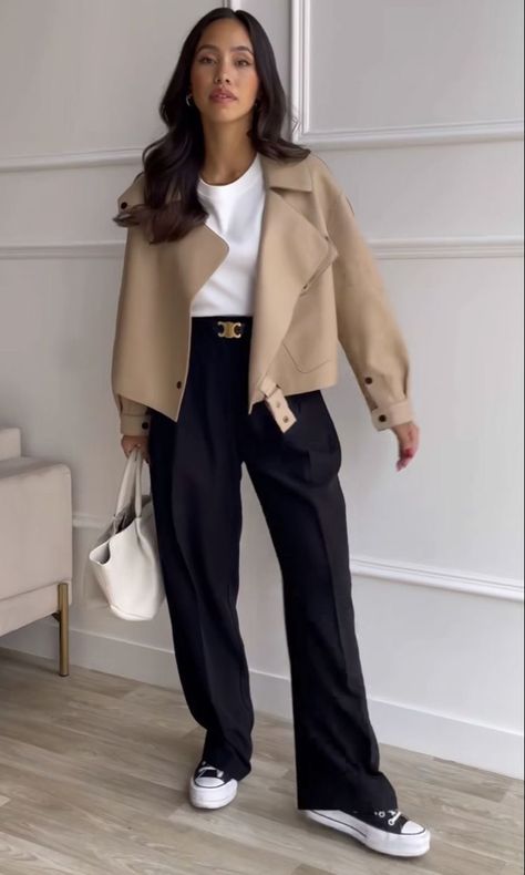 Summer Lunch Outfits Friends Casual, March Outfits Casual 2024, Ivory And Black Outfit, Office Trendy Outfit, Work Autumn Outfits Women, Smart Casual Outfit Jeans, Business Casual Fall 2024, How To Style Beige Trousers, Silent Luxury Outfits