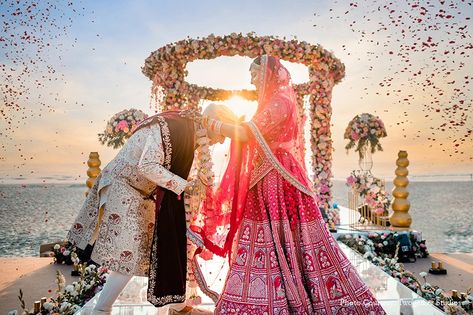 Varmala Photoshoot, Sunset Varmala, Sunset Indian Wedding, Varmala Indian Weddings, Sunset Wedding Ceremony, Wedding Golden Hour, Golden Hour Portrait, Wedding Seaside, Indigo Wedding