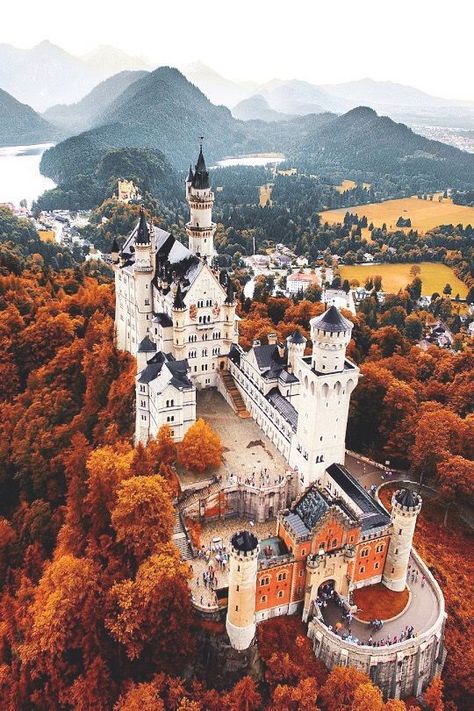 european castle in autumn Pretty Castles, Castle Germany, Europa Park, Germany Castles, Neuschwanstein Castle, Voyage Europe, Beautiful Castles, A Castle, Fotografi Potret