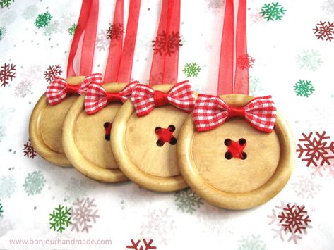 Christmas Ornaments With Buttons, Ornaments With Buttons, Button Ornaments Diy, Christmas Button Crafts, Make Christmas Ornaments, Buttons Crafts Diy, Spool Crafts, Christmas Buttons, Handmade Christmas Decorations