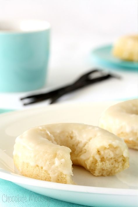 Baked Vanilla Bean Doughnuts Vanilla Donut, Vanilla Bean Recipes, Cinnamon Cake Recipes, Brunch Foods, Vanilla Bean Cakes, Chocolate Chili, Baked Donut Recipes, Glazed Doughnuts, Homemade Vanilla Extract