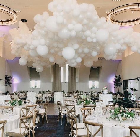 Balloon Decoration Ideas, White Christmas Party, Wedding Dance Floor, Balloon Arrangement, Balloon Chandelier, Balloon Ceiling, Prom Themes, Maria Isabel, Balloon Clouds