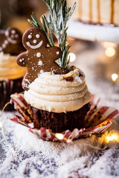 Christmas Cupcakes Recipes, Jul Mad, Yummy Christmas Treats, Kek Lapis, Cake With Caramel, Cream Cheese Buttercream, Caramel Cream, Torte Cupcake, Cupcakes Decorados