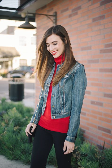 red turtleneck sweater with black pants M Loves M Red Turtleneck Outfit, Outfit Rojo, Teen Spring Outfits, Black Jacket Outfit, Red Sweater Outfit, Turtleneck Sweater Outfit, Clothes Combination, Sneakers Outfit Casual, Sport Events