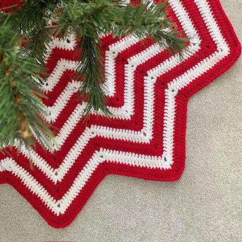 Christmas Tree Skirt Crochet Pattern, Crocheted Christmas Tree, Crochet Tree Skirt, Holiday Crochet Patterns, Christmas Tree Skirts Patterns, Tree Skirt Pattern, Christmas Crochet Patterns Free, Crocheted Christmas, Crochet Tree