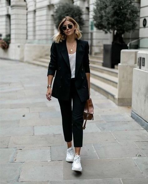 How To Make Black Blazer Look Awesome On You: Easy Guide 2023 Ținute Business Casual, Black Blazer Outfit, Stile Casual Chic, Blazer Outfits Casual, Blazer Outfits For Women, Blazer Outfit, Summer Work Outfits, Mode Casual, Ținută Casual