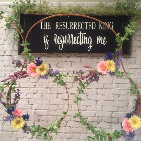 Easter Photo Backdrop Ideas, Spring Photo Backdrop, Easter Photo Booth, Easter Photo Backdrop, Easter Backdrop, Lord's Supper, Quilting Hoops, Easter Backdrops, Easter 2024