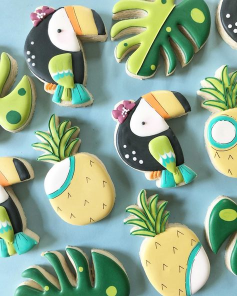 When you don’t have much time BUT you have extra dough and icing?! Make yo self some minis! I figured I’d use my #CCOTMC toucan cutter from… Lama Cookies, Fiesta Party Decor, Chocolate Bowls, Decorated Cookies Tutorial, Cookie Decorating Party, Party Cookies, Fiesta Party Decorations, Summer Cookies, Sugar Cookie Designs