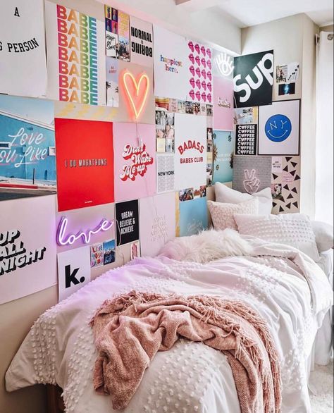 A simple room with nice bright pictures on the wall Vsco Bedroom, Vsco Room, Dorm Inspo, Inside Decor, Cute Dorm Rooms, College Room, Vsco Girl, College Dorm Rooms