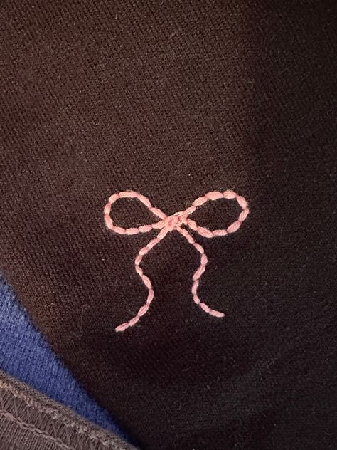 Cute Stiches Sewing, Embroider Ideas Easy, Preppy Embroidery Designs, How To Embroider Bows, Coquette Embroidery Aesthetic, Simple Aesthetic Embroidery Designs, Pink Bow Embroidery, Embroidery Cute Simple, Embroidered Bow Sweatshirt