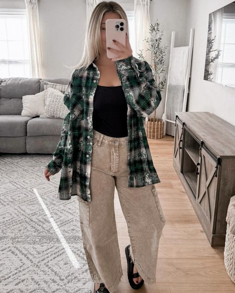 Fall full of basics🍂 new arrivals now on www.shopwrenleighanns.com Fall Flannel Outfits, Grunge Winter Outfits, Flannel Outfits Fall, Grunge Outfits Winter, Grunge Winter, Outfit Aesthetics, Flannel Outfits, Green Flannel, Green Button