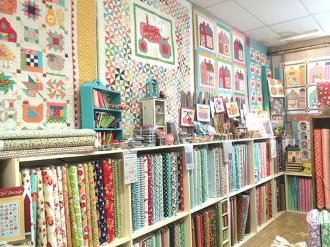 Quilt Shop Displays, Fabric Shop Display, Shop Shelves, Knitting Quilt, Diary Of A Quilter, Fat Quarter Quilt Pattern, Fabric Outlet, Store Window Displays, Fat Quarter Quilt