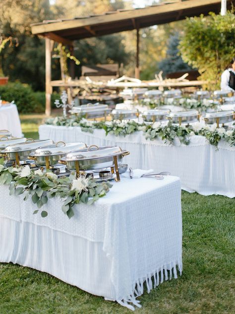 make your wedding buffet feel less like a cafeteria with a little extra floral garlands draped on the tables Katering Pernikahan, Wedding Buffet Table, Food Table Decorations, Wedding Food Table, Reception Buffet, Buffet Wedding Reception, Decoration Buffet, Buffet Table Decor, Buffet Decor