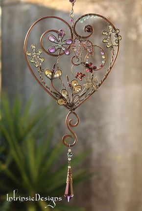 IvyCorrêa. Copper Wire Art, Wire Wall Art, Wire Art Sculpture, Art Perle, Diy Wind Chimes, Bijoux Fil Aluminium, Pola Gelang, Crystal Suncatchers, Wire Sculpture