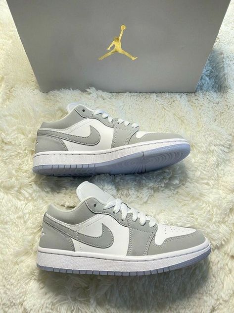 Wishlist Shoes, Sepatu Air Jordan, Tenis Jordan, Air Jordan 1 Low White, Snicker Shoes, Shoe Aesthetic, Gray Nike Shoes, Обувь Air Jordan, Jordan 1 Low White