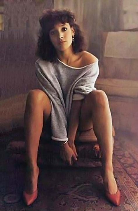 JENNIFER BEALS Flashdance Costume, Flash Dance, Female Costume, Hot Halloween, Stepford Wife, Jennifer Beals, Elizabeth Montgomery, Easy Costumes, Costumes Ideas