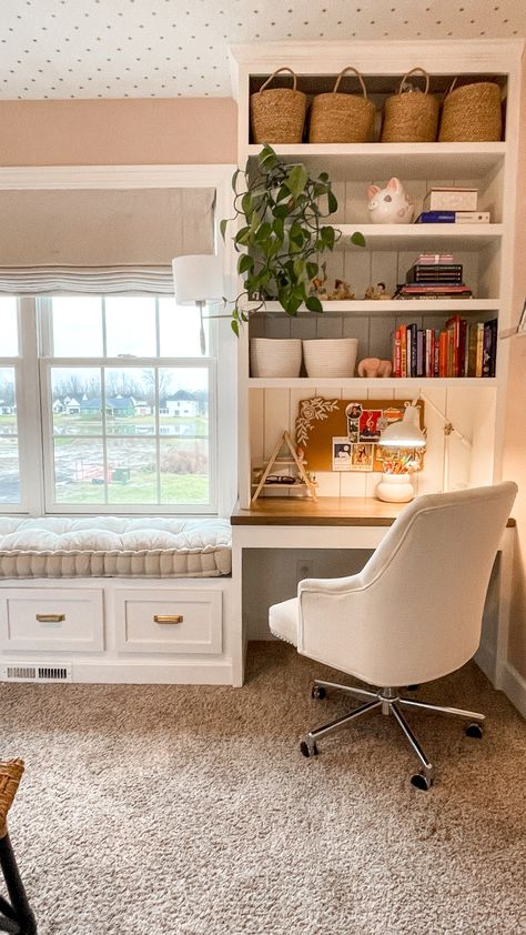 How to create a beautiful little girl’s room - A Finished House Window Seat With Bookshelves, Space Library, Bookshelves Bedroom, Built In Desk And Shelves, Bedroom Window Seat, Diy Window Seat, Built In Window Seat, Sweet Room, Bedroom Built Ins